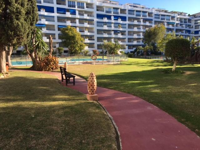 Large And Elegant In Puerto Banus With Pools And Paddle Lejlighed Marbella Eksteriør billede