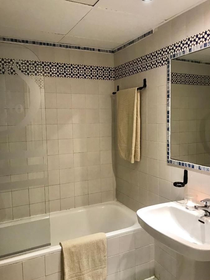 Large And Elegant In Puerto Banus With Pools And Paddle Lejlighed Marbella Eksteriør billede
