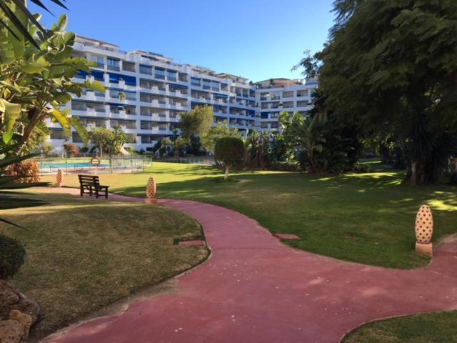 Large And Elegant In Puerto Banus With Pools And Paddle Lejlighed Marbella Eksteriør billede