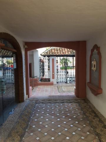 Large And Elegant In Puerto Banus With Pools And Paddle Lejlighed Marbella Eksteriør billede