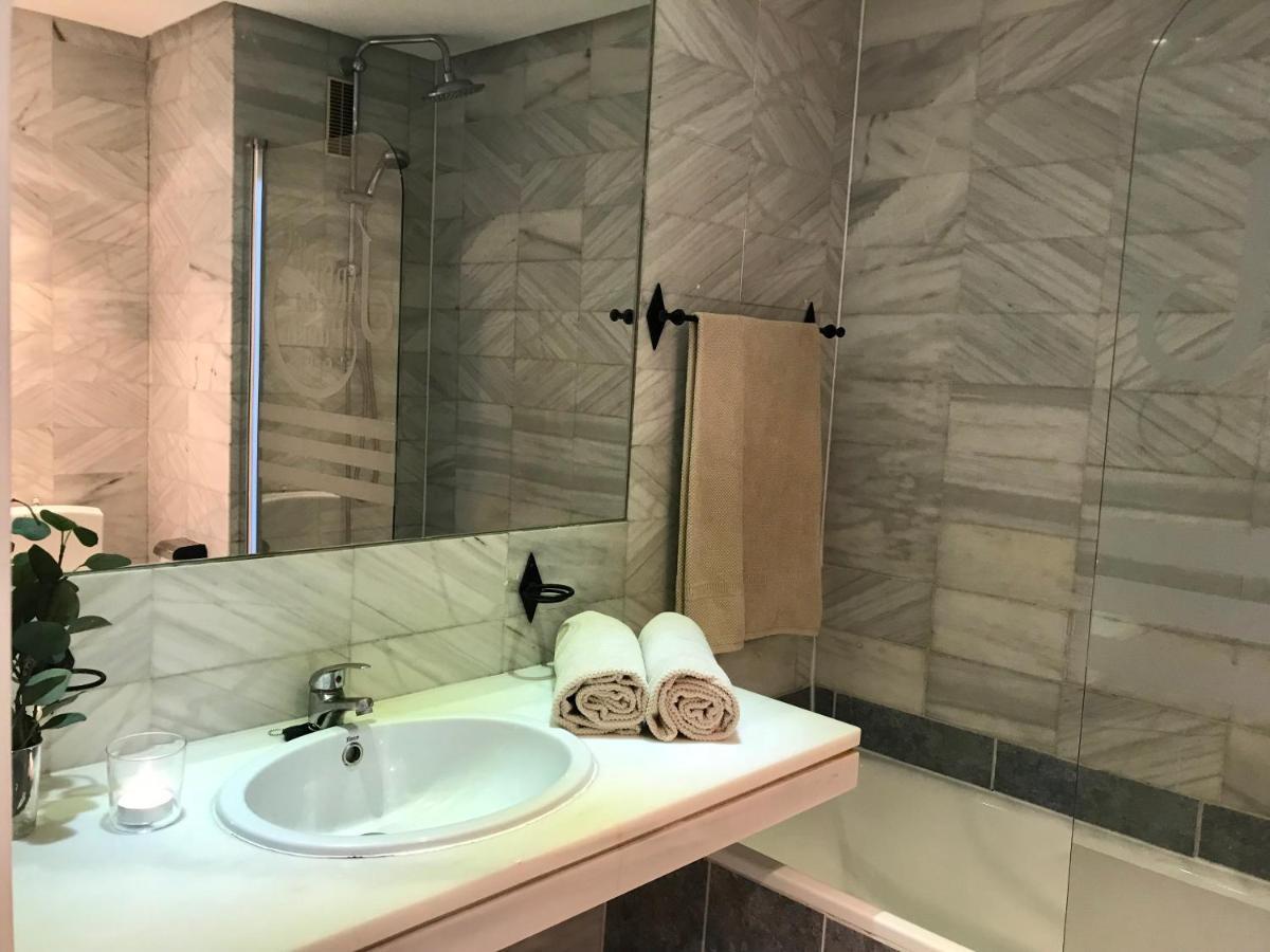 Large And Elegant In Puerto Banus With Pools And Paddle Lejlighed Marbella Eksteriør billede